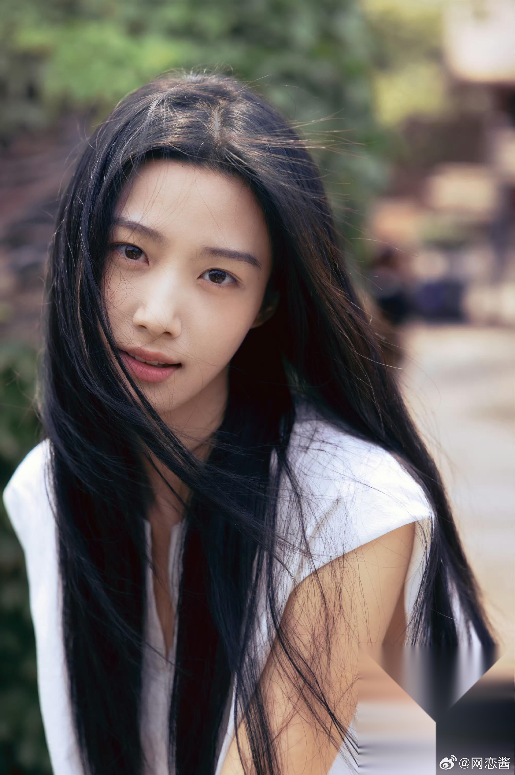 《刺棠》女主卢昱晓依然不变张凌赫不可避免要和卢昱晓演戏明显是为了捧同公司的，