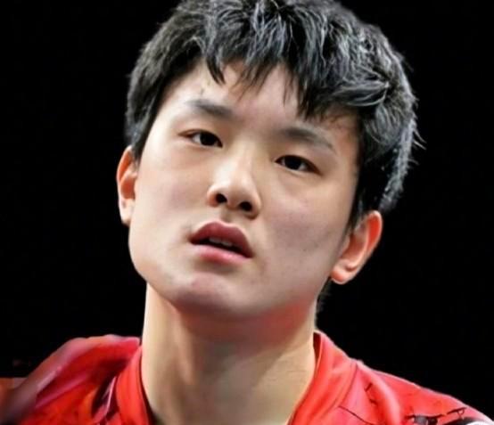 奥恰洛夫一拍子打醒张本智和。不是他太强，是张本太急。发球乱了，接发崩了，相持