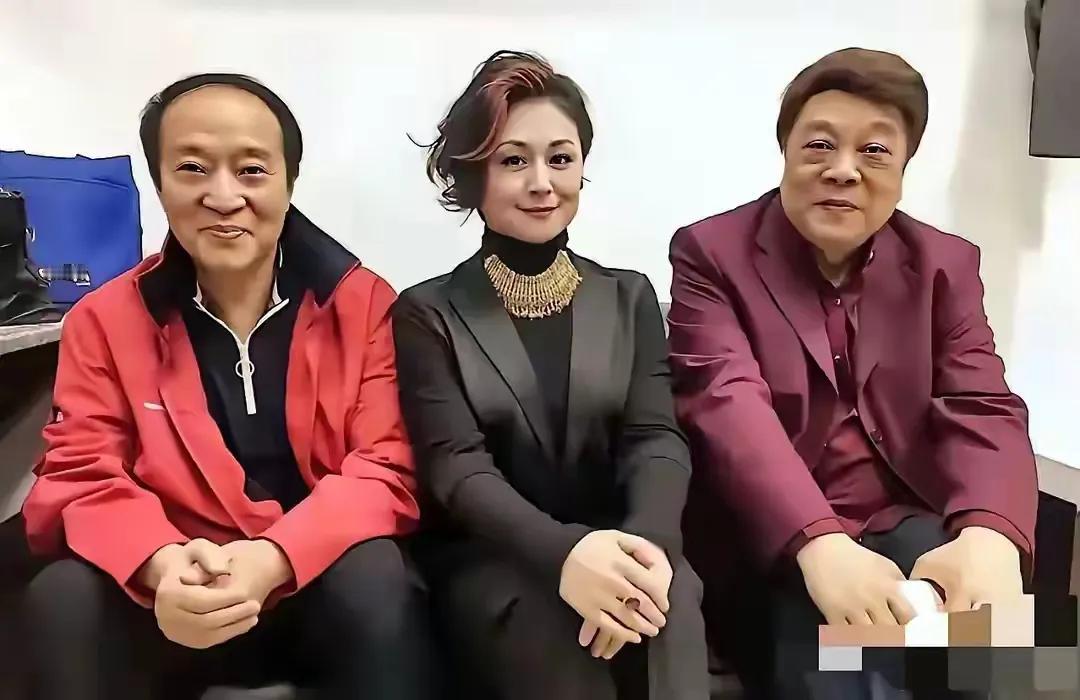 在牛群和赵忠祥老师中间的这位女士是“谢大脚”吗？很多人说不是，也有人说是，我仔细