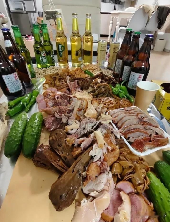 招待朋友的这桌饭菜，有荤有素有肉还有酒，你们看怎么样？