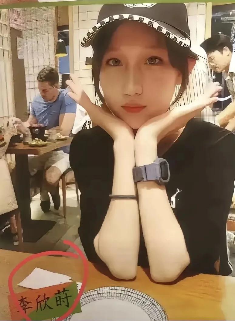 想必发生这样的事，李欣莳的妈妈第一时间主动回应了，说了还不如不说呢！怎么说都不占