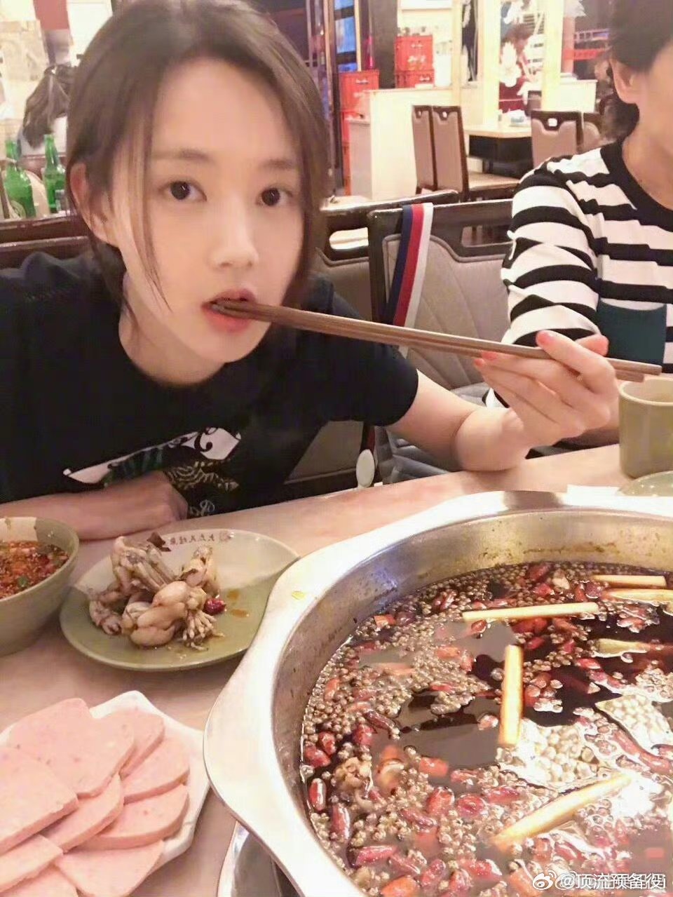 李一桐早期真的是纯欲天菜来的吧！早起真的是白月光啦！