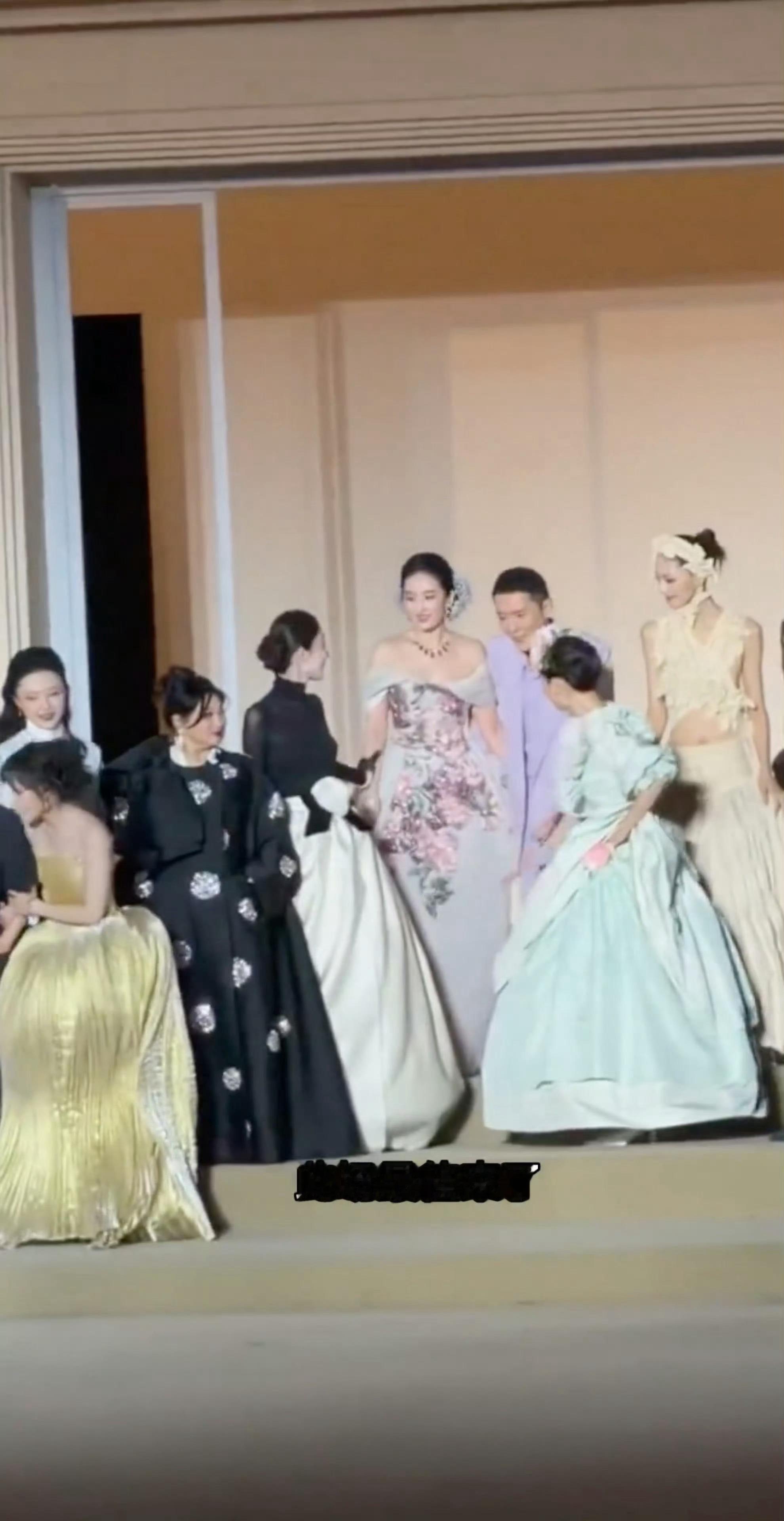 王耀庆情商王耀庆活动上内涵钟楚曦前两天的抢c风波，以为自己很幽默，但是玩笑要大家