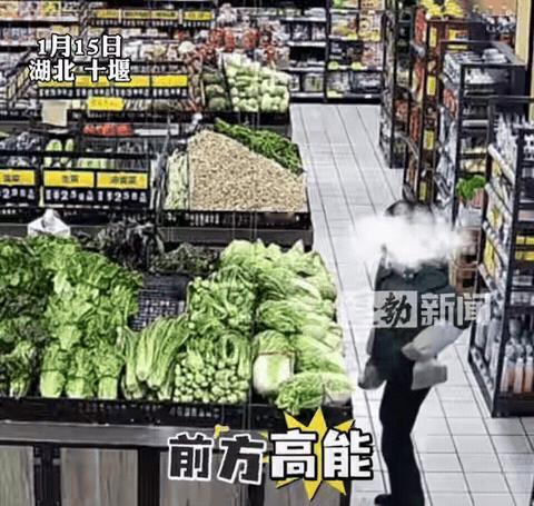 “活不起了！”1月15日，湖北十堰，一女子逛超市时，拿起一条活鱼，见四下无人，竟