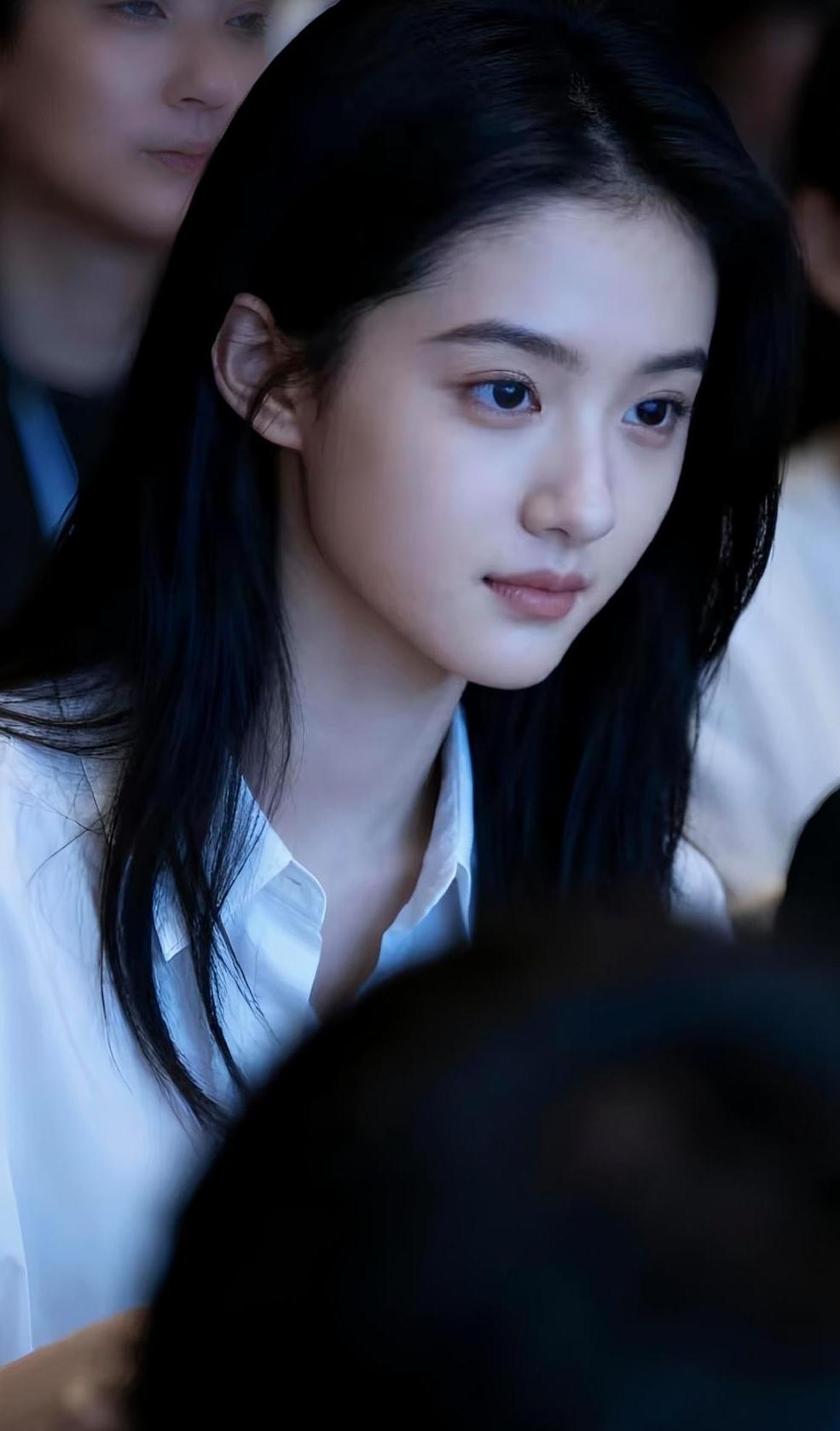 长发这样散着真好看，自在又舒服。