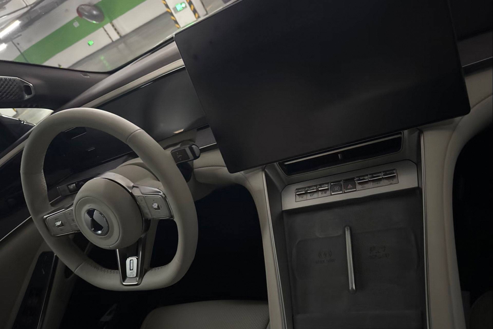 图1据说是新款腾势Z9GT，方向盘比现款好看太多了