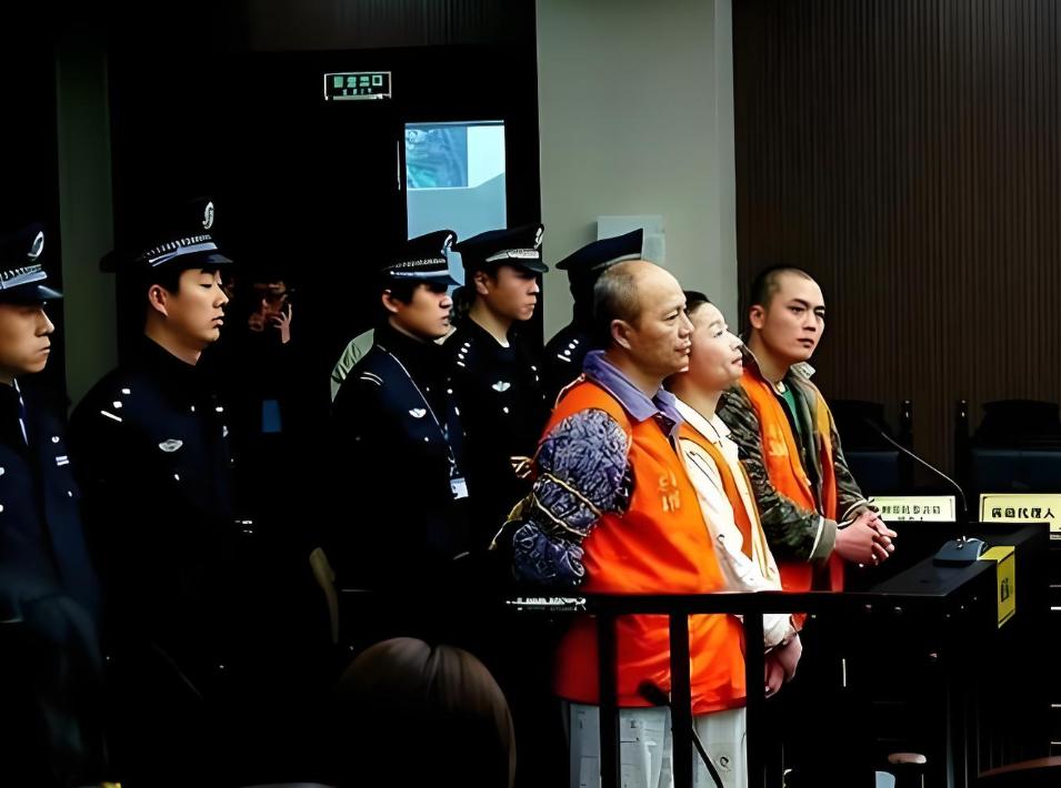 讲述消失的夫妻“温凉河惨案”时，很多人会想到苍南女警被奸杀案。这个发生在201