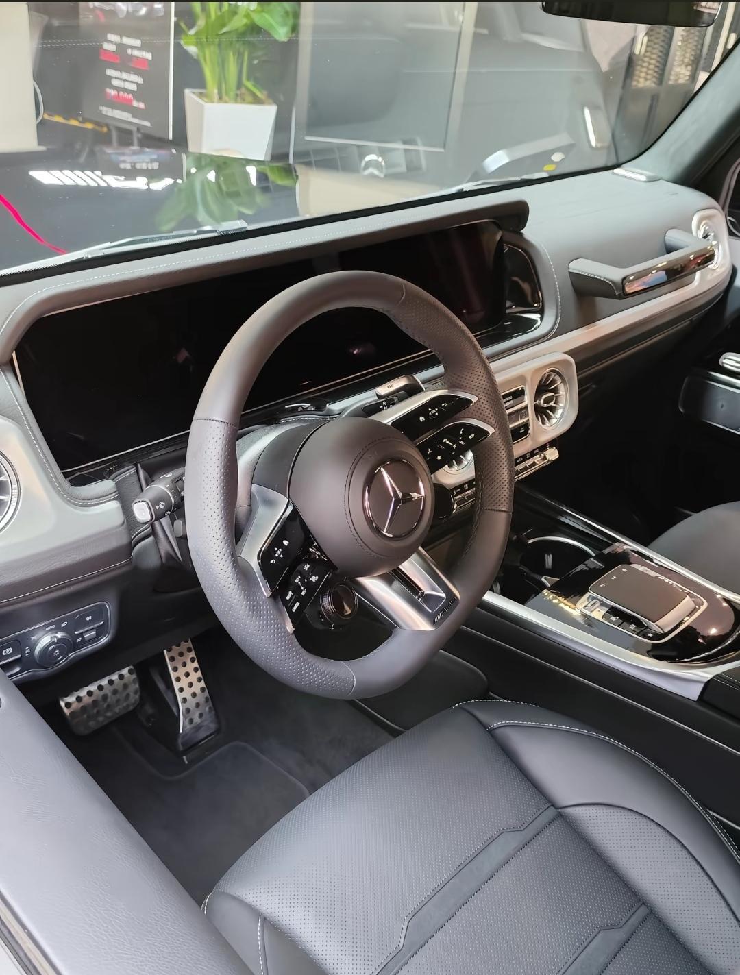 前些年业务好的时候，分公司经理老康组织办公室人员聚餐，年终给办公室人员绩效，给奖