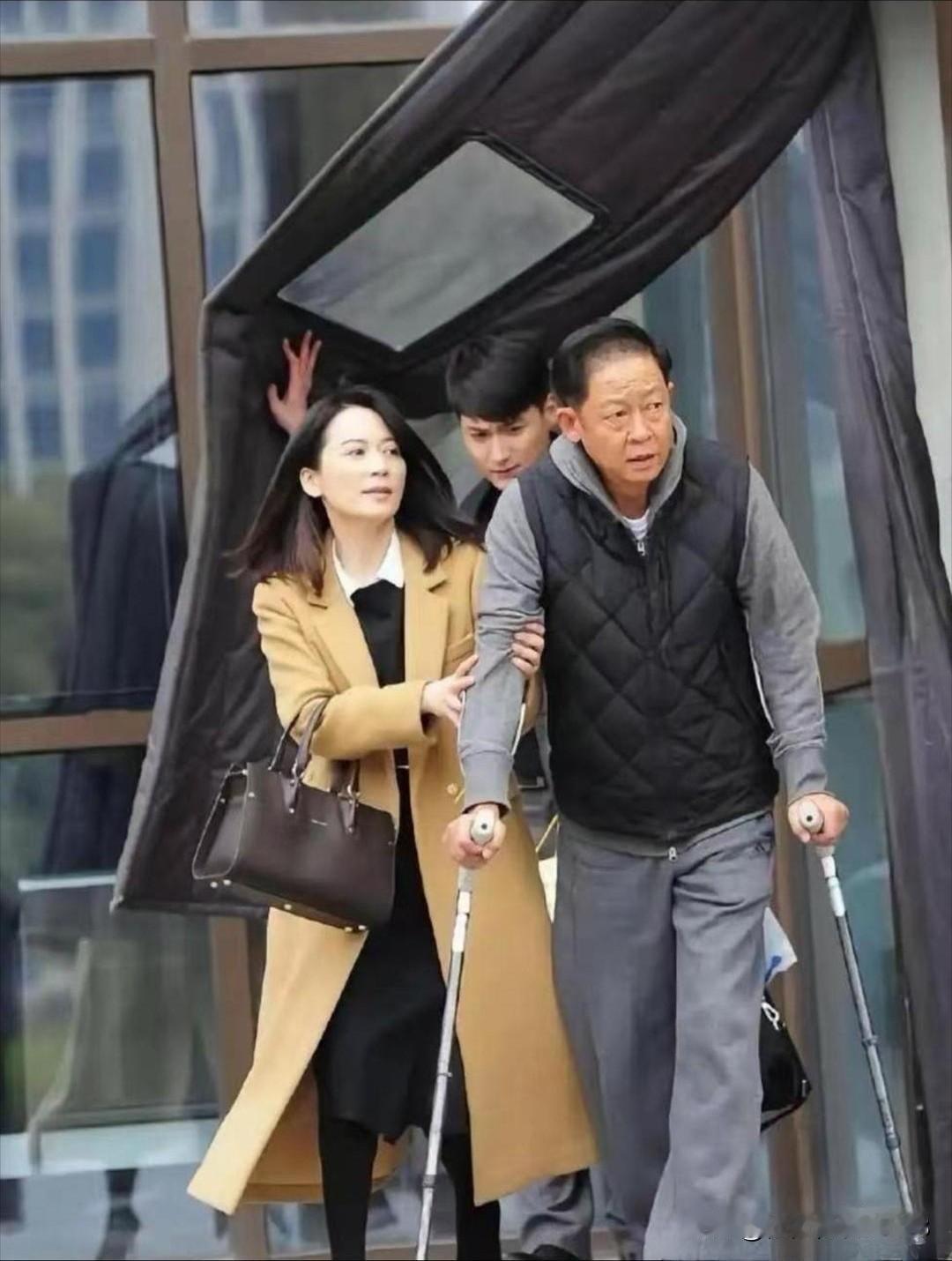 王志文旁边这个美女看着好眼熟，就是叫不出名字来！大家知道她是谁吗？