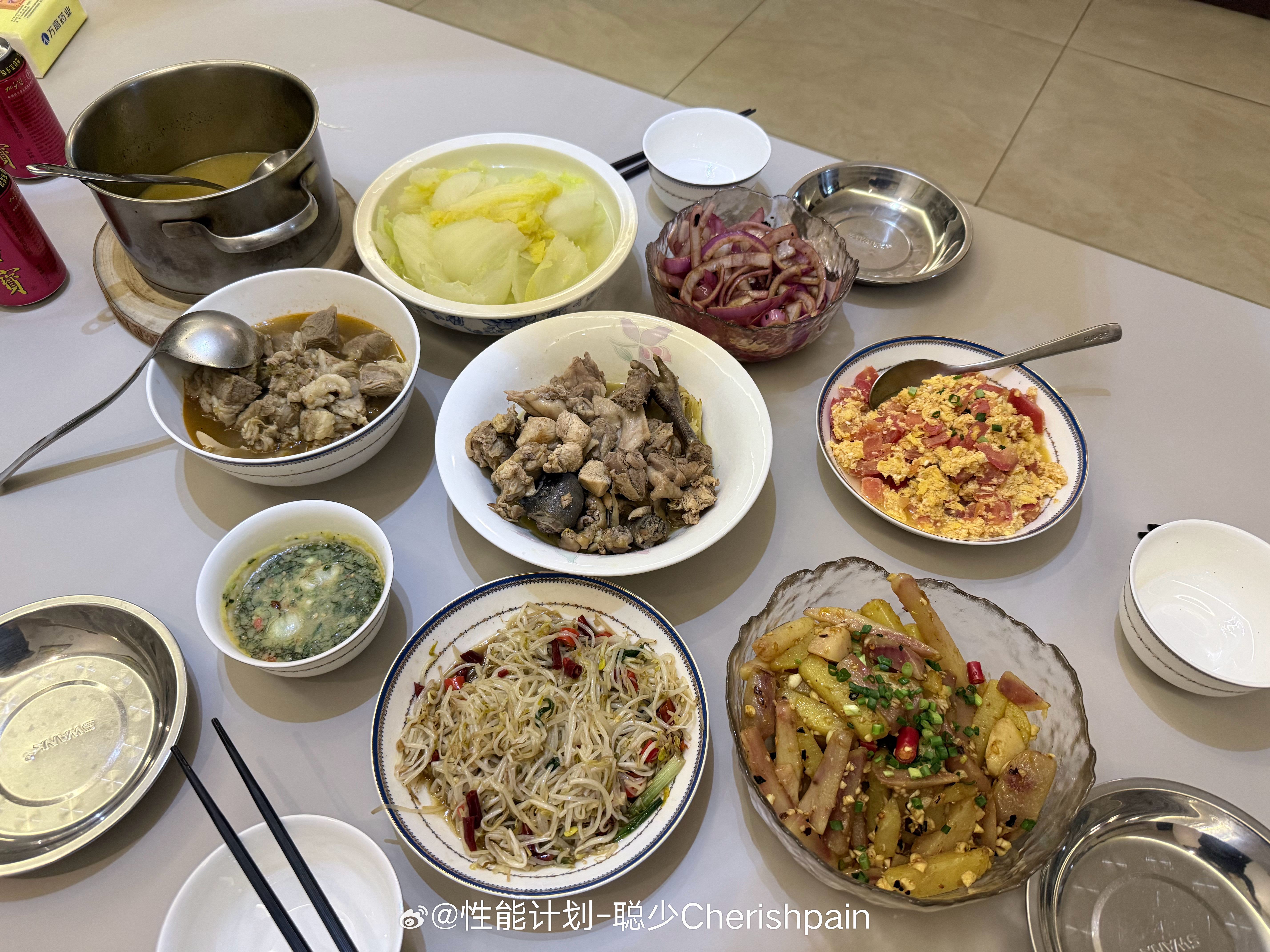 前两天特意做了几个菜和家人一起吃，结果因为醋和生抽拿错，把她最爱吃的豆芽给做砸了