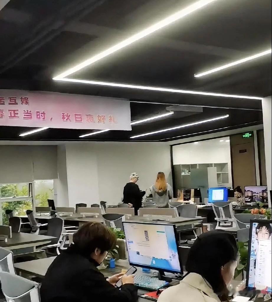 今天跟面了一个35岁的候选人，在问到期望薪资的时候，对方表示上家公司的待遇是25