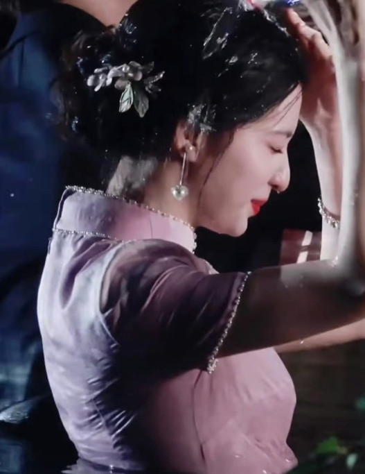内娱女演员真的挺不容易的，为什么不穿宽松一点的旗袍，还是有点肉才好看，女演员都太