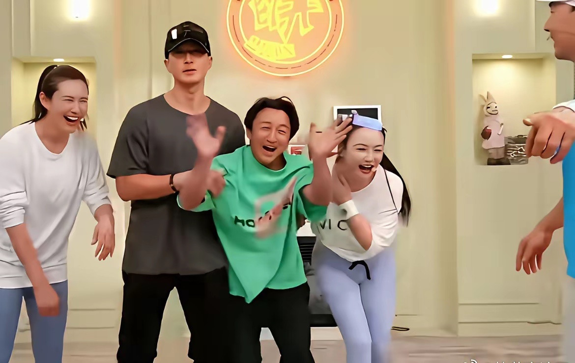 邹市明在直播间全程往后躲，冉莹颖拼命往前拉：拳王怎么变成这样了？