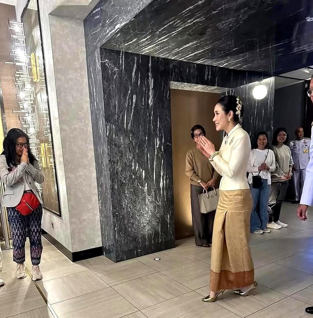 诗妮娜贵妃有一个视频，就是群众看她出汗而给她一包抽纸，她抽了几张纸擦汗。说实话