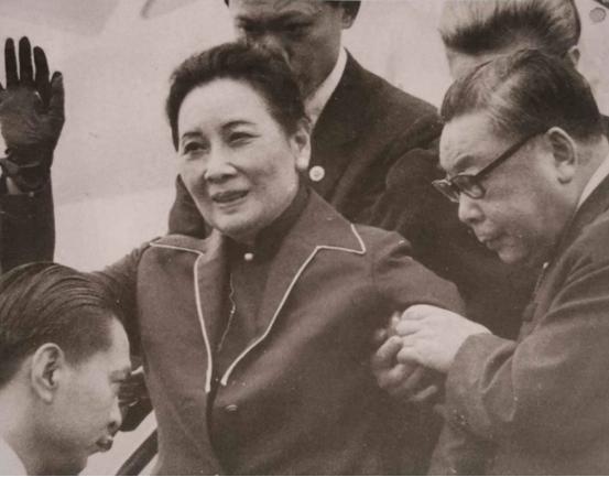 1975年，蒋刚咽气，比蒋经国只大12岁的宋美龄就想独揽大权，没想到，一向憨厚的