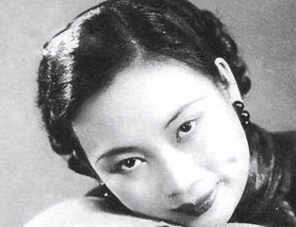 1949年，国民党女特工张春莲为了活命，剪短卷发、藏起旗袍，改名嫁给陕西农民梁海