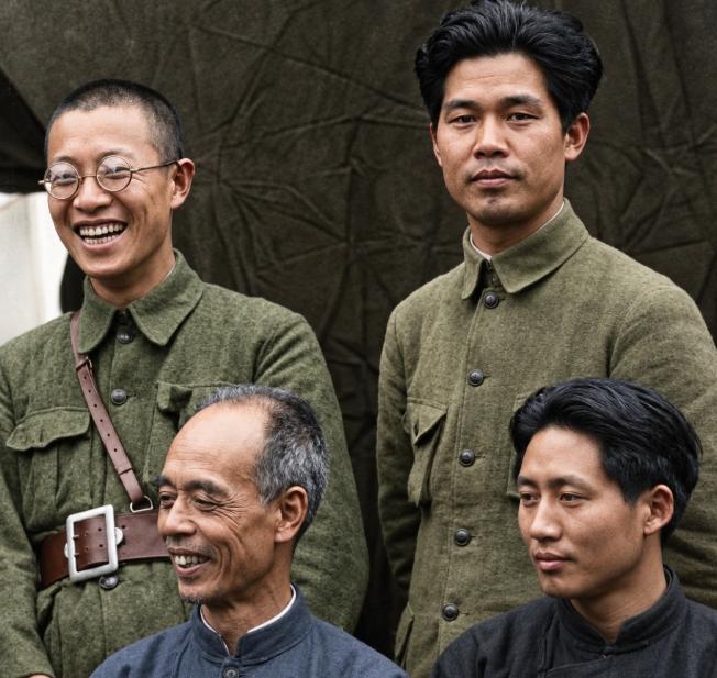 1927年武汉老照片，定格毛主席青年革命风采，这张珍贵合影源自1927年3月在武