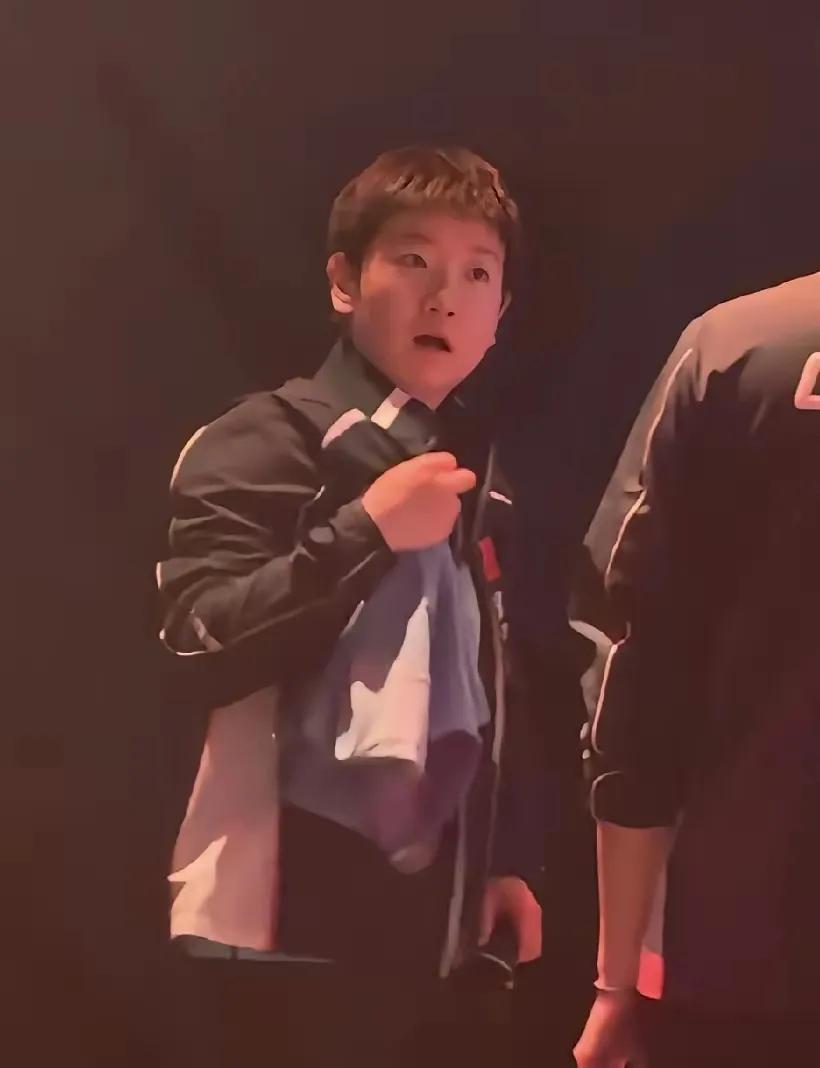 我们小莎格局大，不说而已，而不代表她不会生气赛前明明已经穿好蓝色队服，却