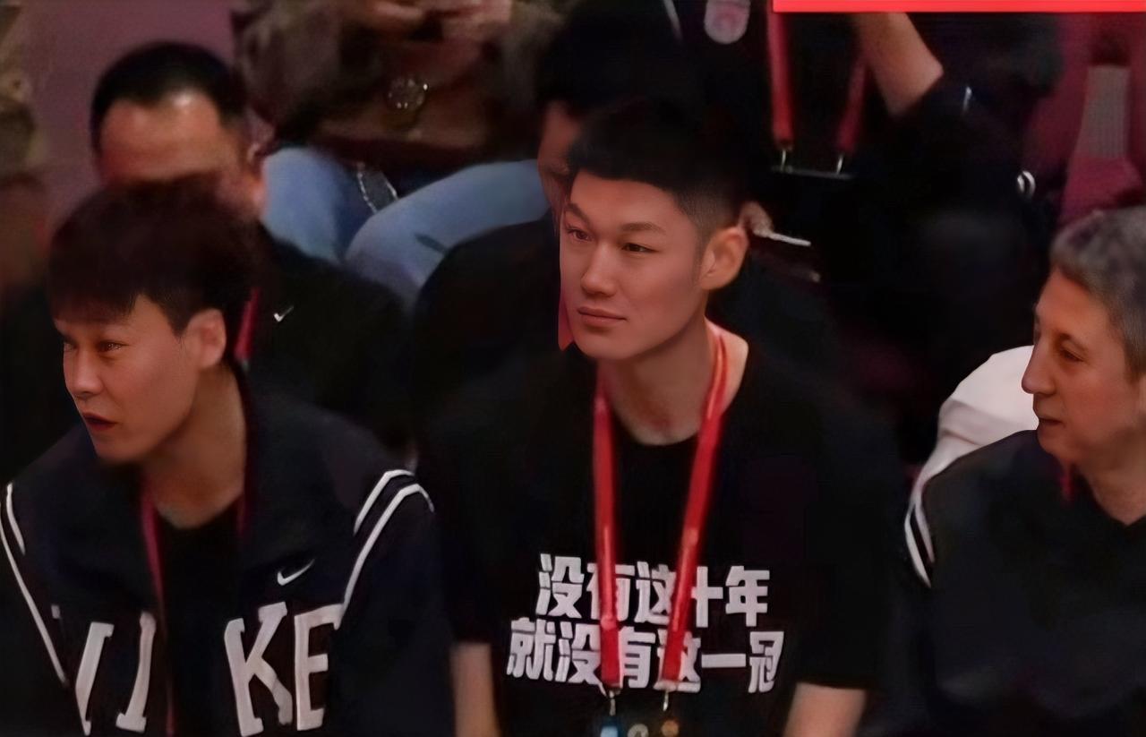 “没有这十年，就没有这一冠”！胡金秋身穿写着这句话的T恤出席活动，让很多人为之感