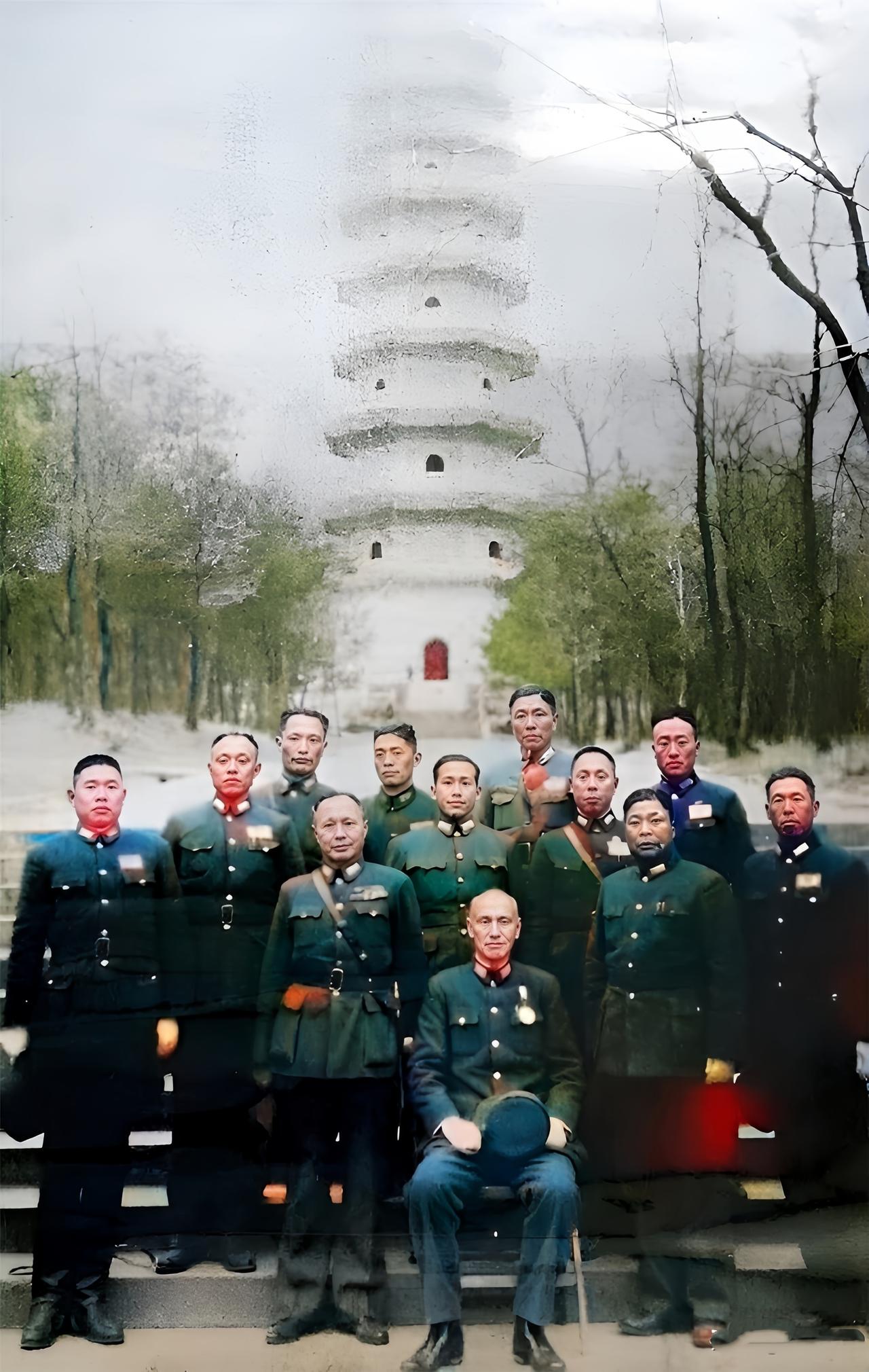 这是蒋中正与国军将领们在南京灵谷寺前合影。蒋中正传统的等级观念极强。为了彰显他的