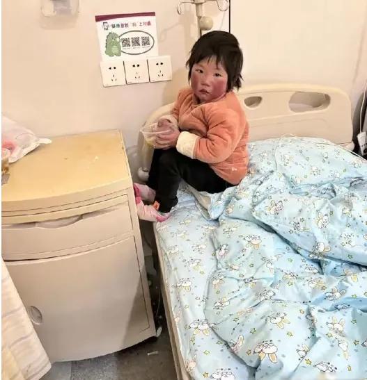四岁女孩脸紫得发黑，血氧只剩60%，这是河南商丘女孩佳佳的真实四年。而她的爸爸，