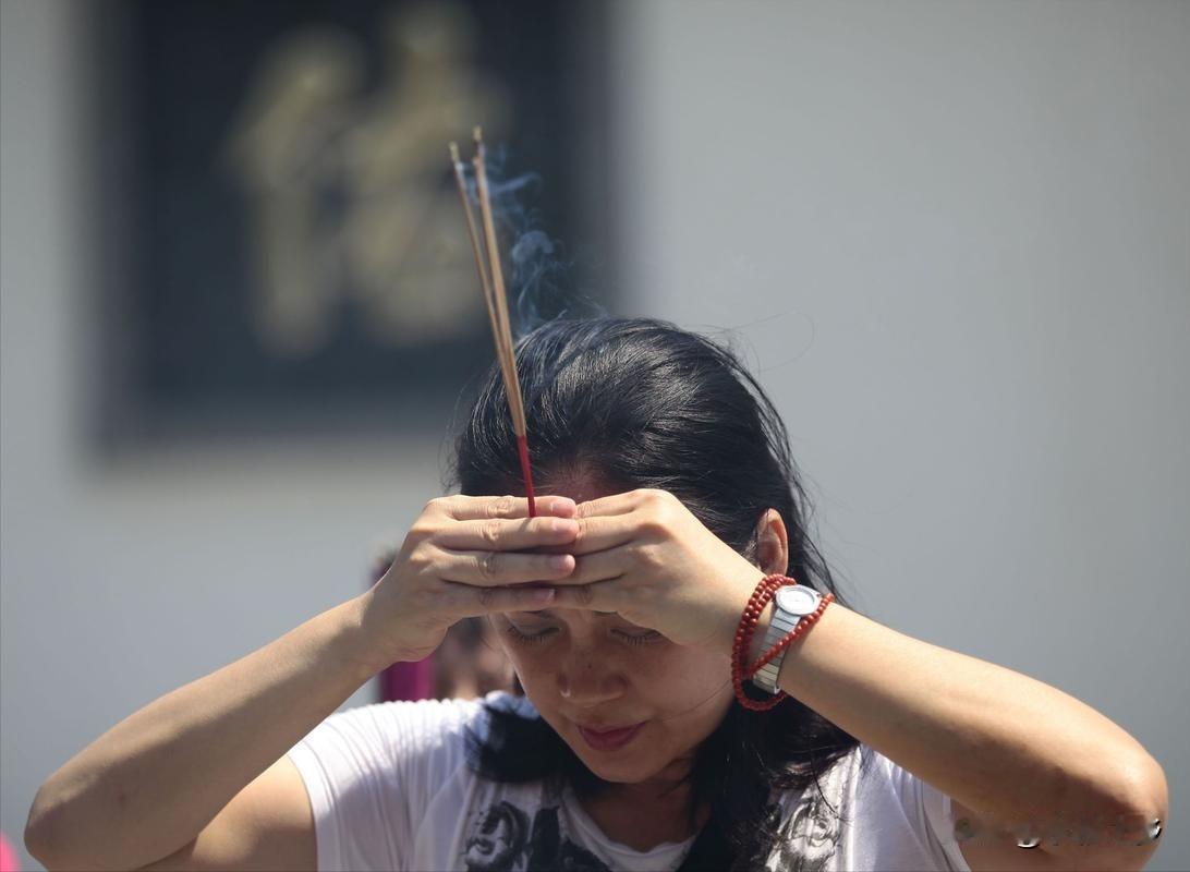 为何会出现“穷人越烧香越穷，富人越烧香越富”的现象呢？其实关键并非在于菩萨，而在