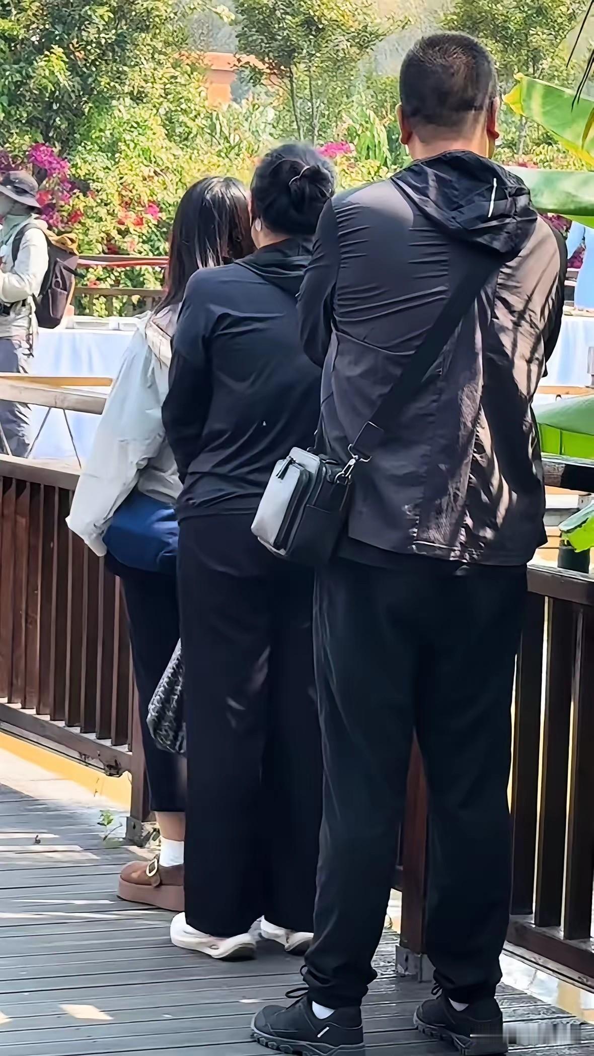 董宇辉身边那仨人，站着就把班儿上完了？成林泰然自若，刘队悠然自得，尹金还安之