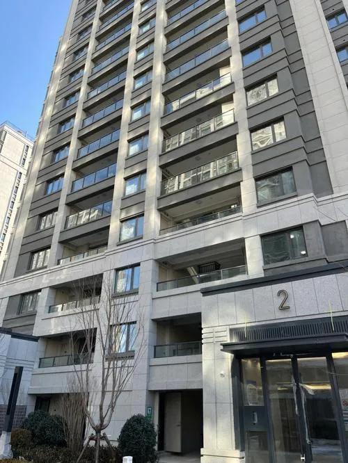 就在刚刚房价涨不涨的，也没那么重要了！昨晚跟在银行工作的同学吃饭，他说：“现在