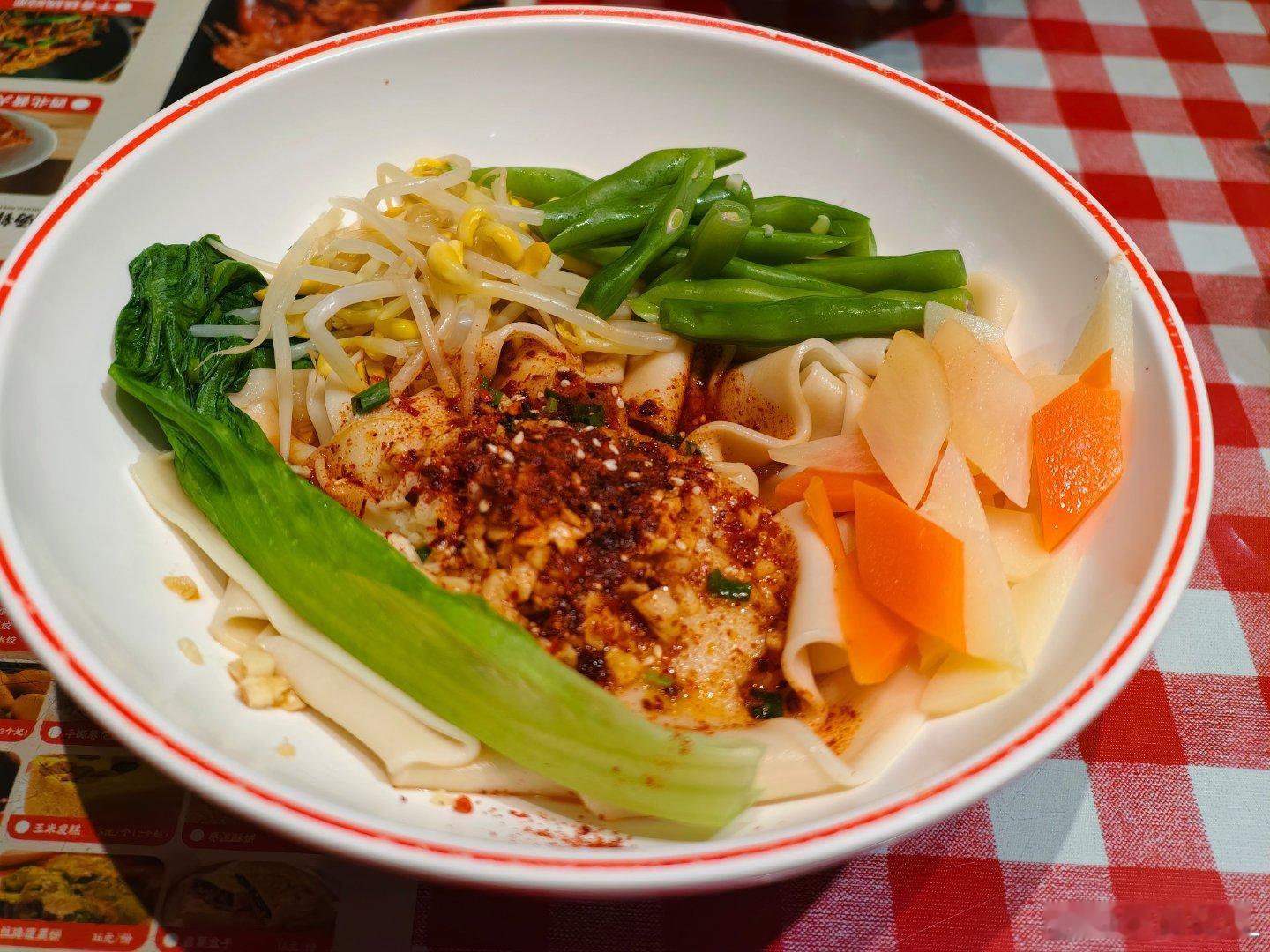 一份油泼面居然都26块了，重点还难吃...