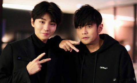 王俊凯在网球教练周杰伦先排个队王俊凯凌晨在周杰伦生日发文祝福：杰伦哥生日快乐！网