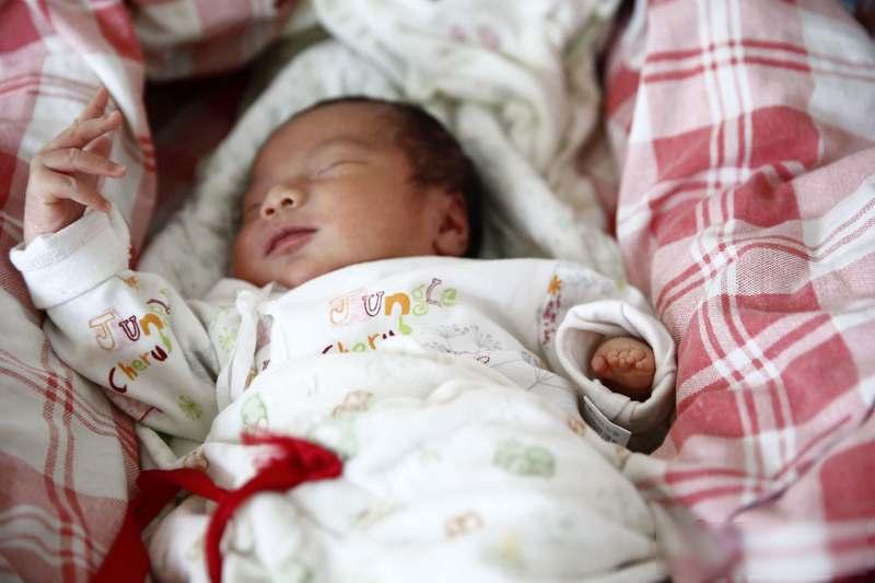 我老公有多想要儿子，我大年三十早上破水，我老公对着肚子说了声：“憋住，憋到龙年再