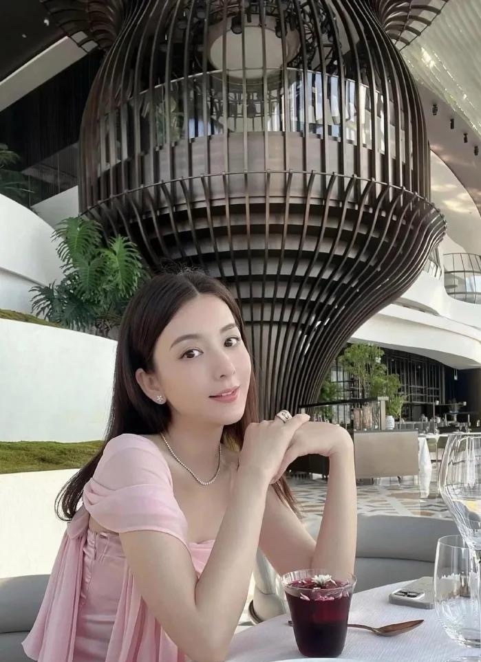 方媛长得很好看，而且她的面相也很好，看起来很温柔，很柔弱，是优质男会喜欢的类型。