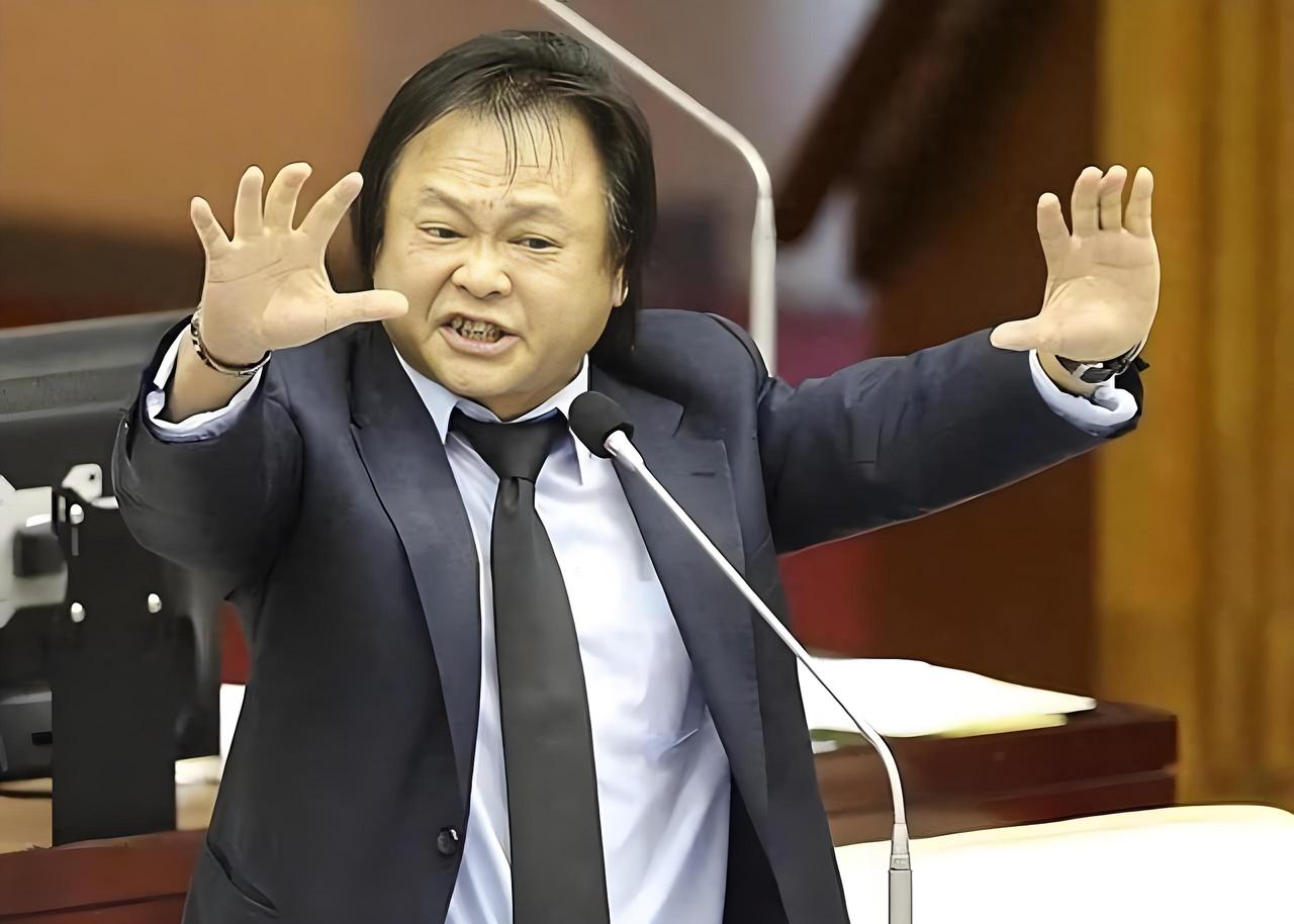 柯建铭坚辞不退，王世坚放狂言，看来要见血！民进党内斗继续，围绕总召退与不退，民