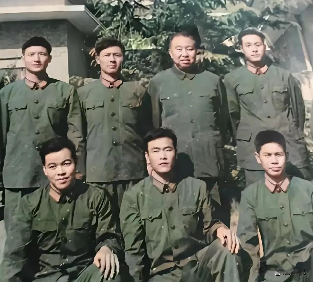 80年代退休后的华国锋在家中与警卫们的合影。1982年华国锋正式退休后，其原