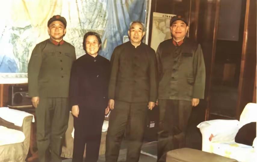 1984年，成都军区司令员王诚汉和广州军区司令员尤太忠，来到了老上级徐帅的家中看