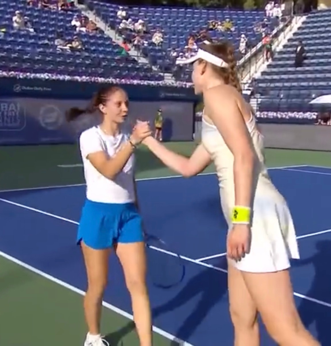 迪拜赛第三轮，头号种子莱巴金娜7-5/4-6/0-1落后鲁季奇时，因身体不适退赛