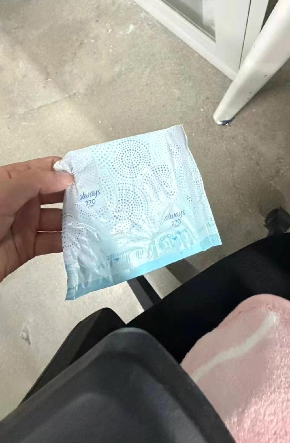 急！不认识的同事借了我卫生巾还要不要还真的说巧不巧，就是今天在会议室里开周会，