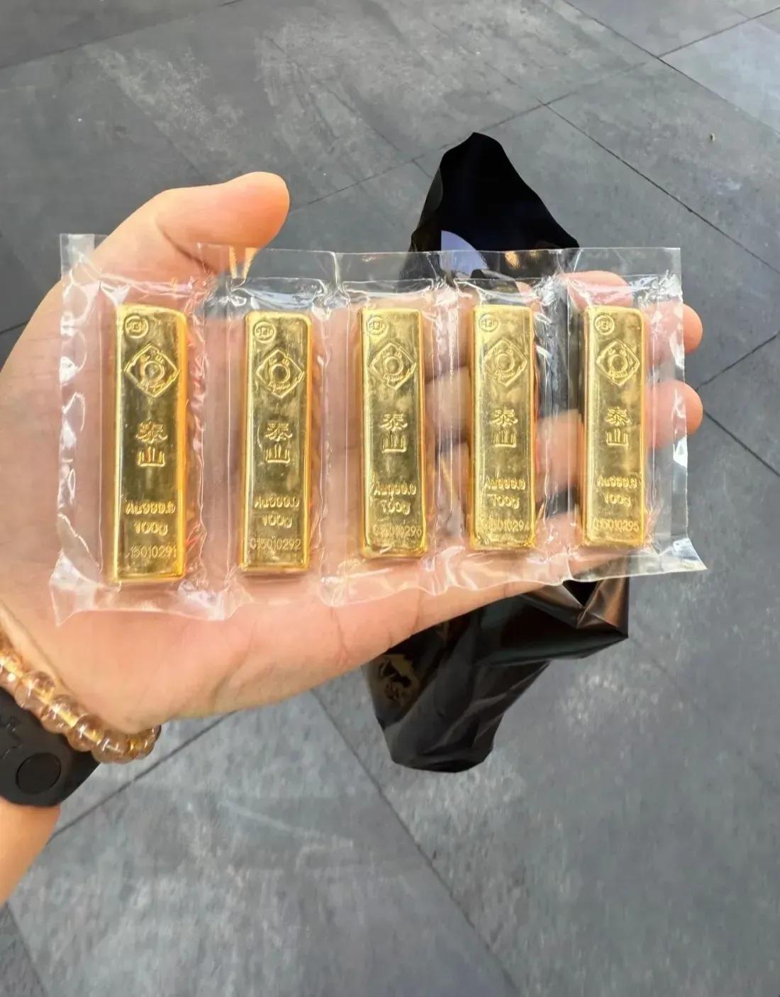 心碎一地了！金价这是彻底失控了吗？7月30日，一个50克的金镯子，随随便便就