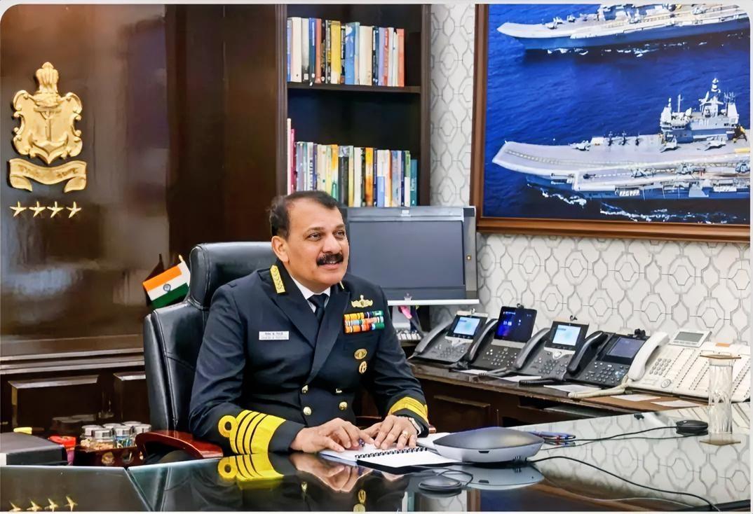 这是印度海军总长迪内希·库马尔·特里帕蒂的办公室，这是印度海军的最高指挥机构，正
