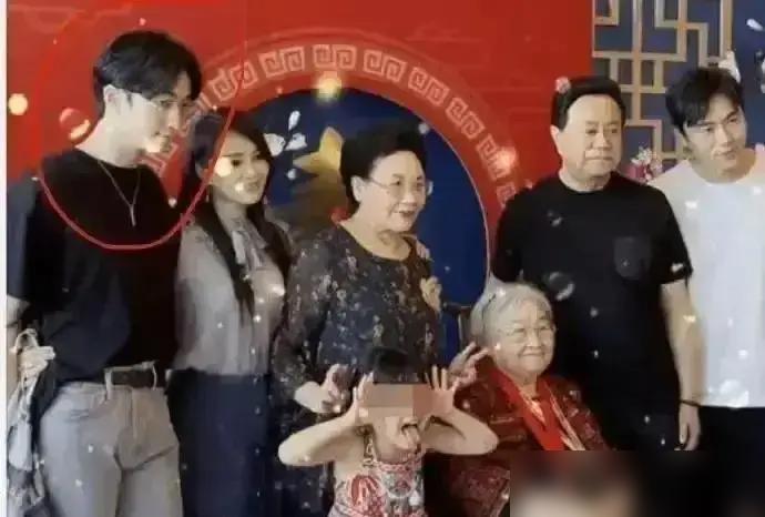 九年了，秦昊第一次管钱。伊能静昨晚直播说，她把家里银行卡密码全给了老公。事情