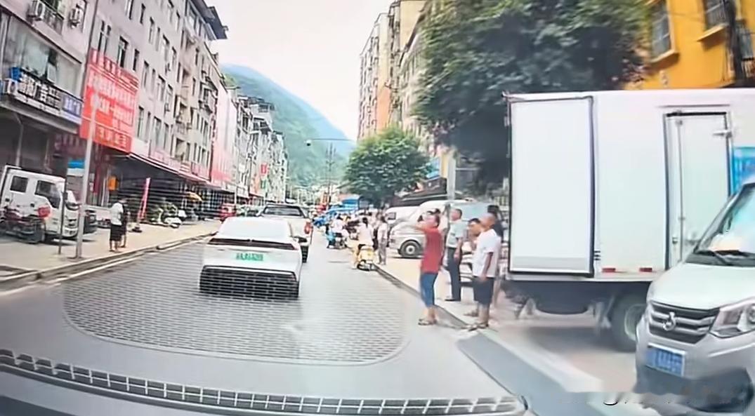 重庆彭水乌江三桥山体垮塌之前。疏散通知是7月17日早上8点多就启动，