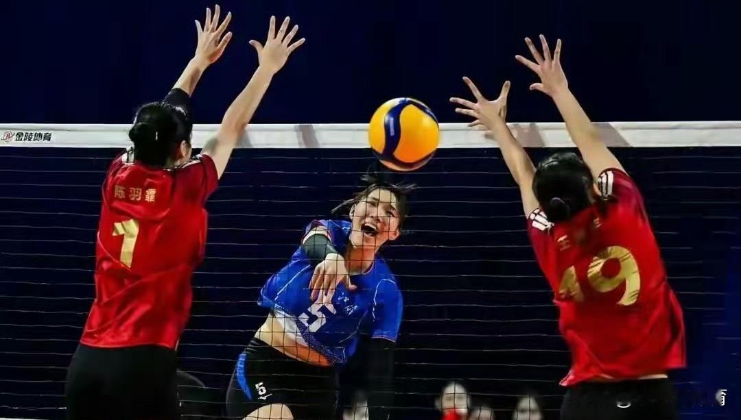 江苏女排杀出重炮接应！与女排国手杨舒茗的强强对话中以压倒性取得胜利！这位重炮接应