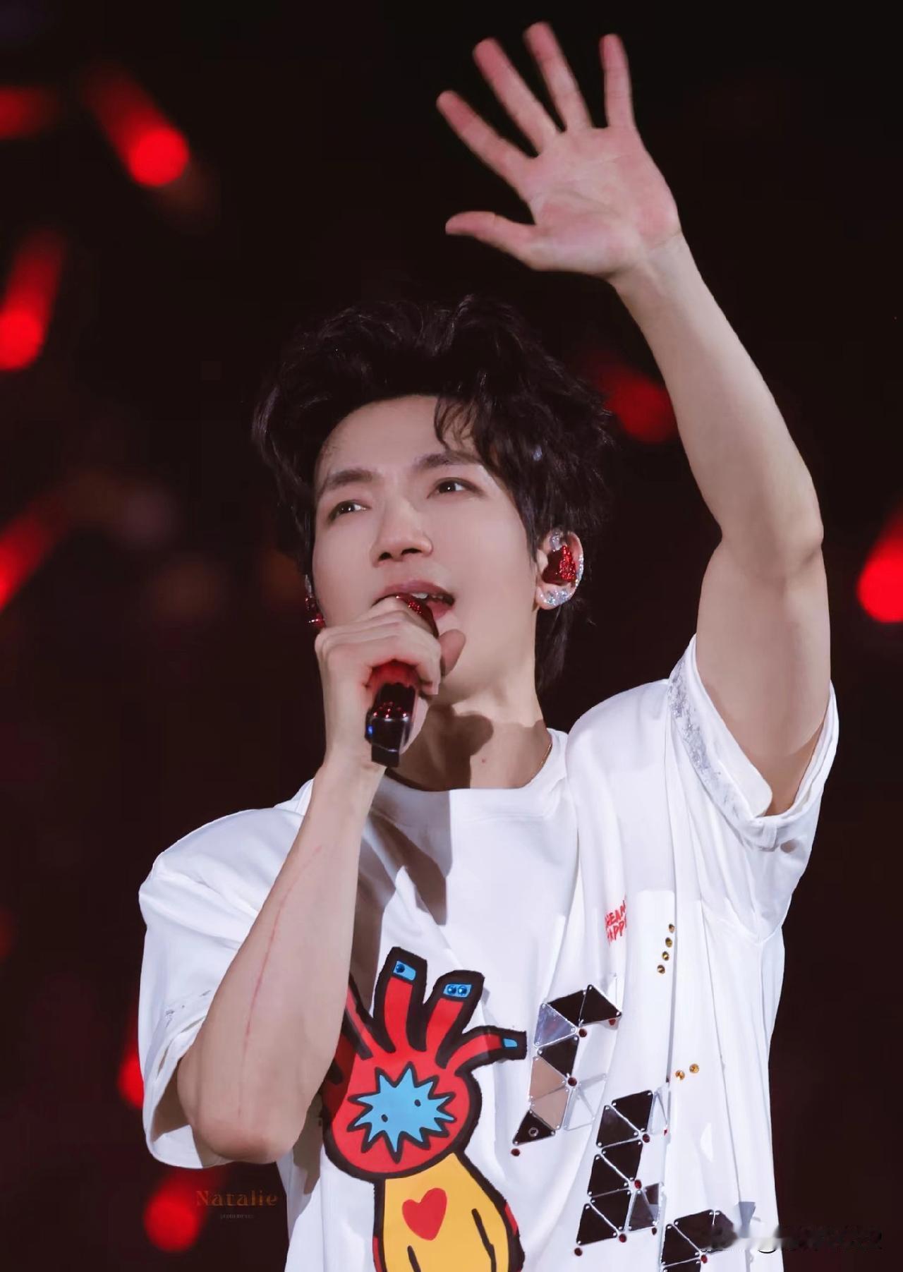 陈楚生两条胳膊上竟然有这么长的伤口，到底是怎么弄的啊！他唱了3个多小时，