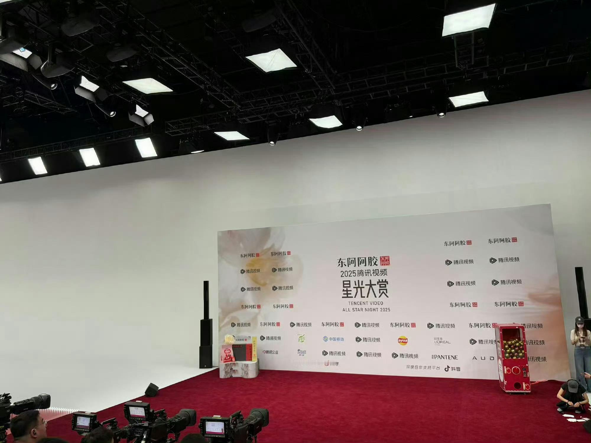 请不来85花90花，赞助都是腾讯视频和东阿阿胶，寒酸太寒酸腾讯视频爱你老己星光