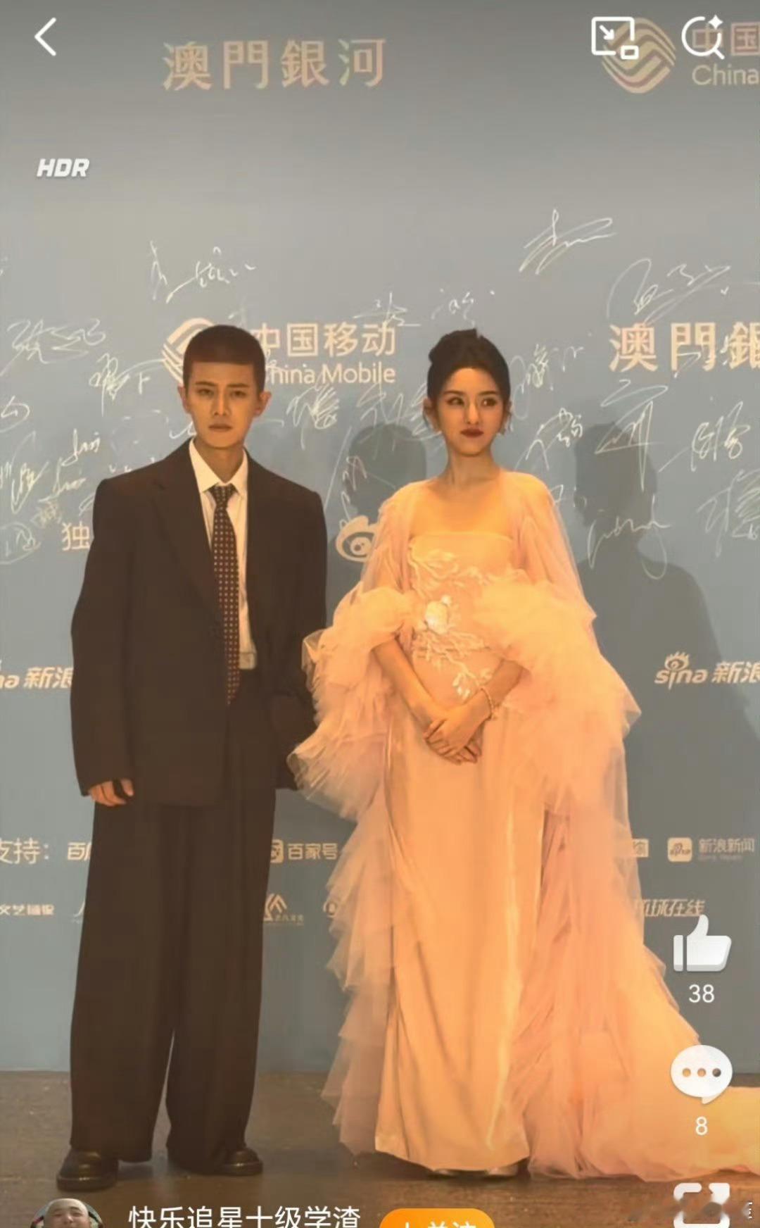 任嘉伦这个寸头造型真的保持很久了，真的很适合他诶，特别有元气的一个造型尖叫之夜红