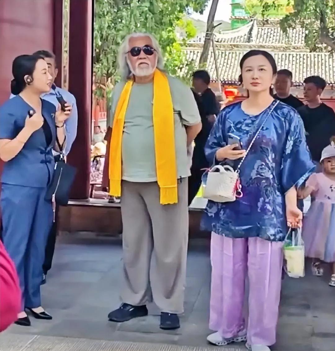 著名导演张纪中夫妇现身天水伏羲庙
