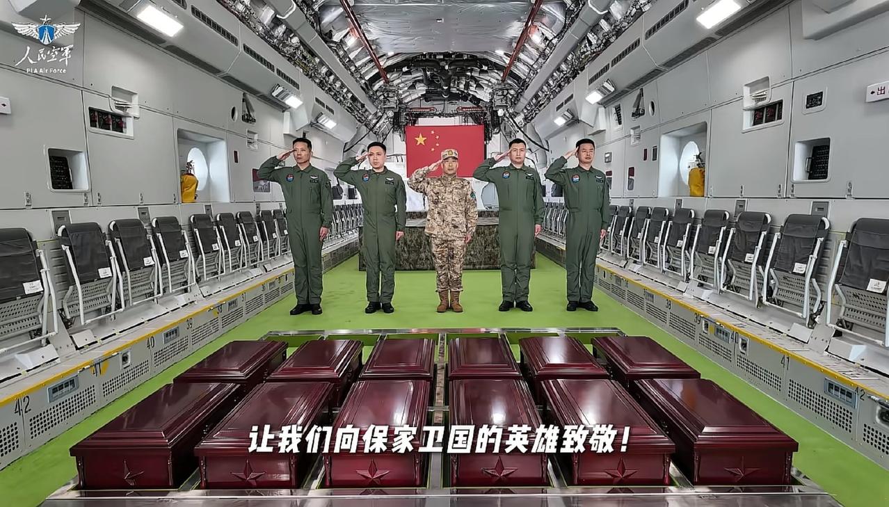 首见运-20B的货舱，看上去设计非常的精致，让我有种看到空间站舱段的感觉。货舱顶