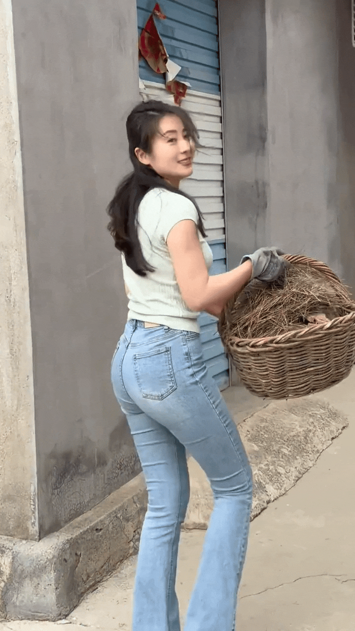 这位高挑大美女不仅人美身材好，干活也是有模有样的，看起来很贤惠的样子！