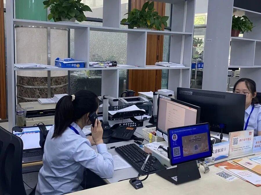 上海，一女子即将年满60岁，但她没钱，"城乡居民养老保险"缴费中断了很多年，眼瞅