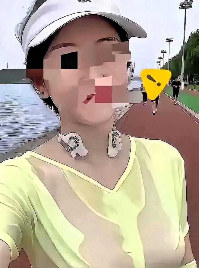 上海的一段晨跑视频，短短半天播放量硬生生砸破了百万。画面里，一个女的跑得浑身湿透